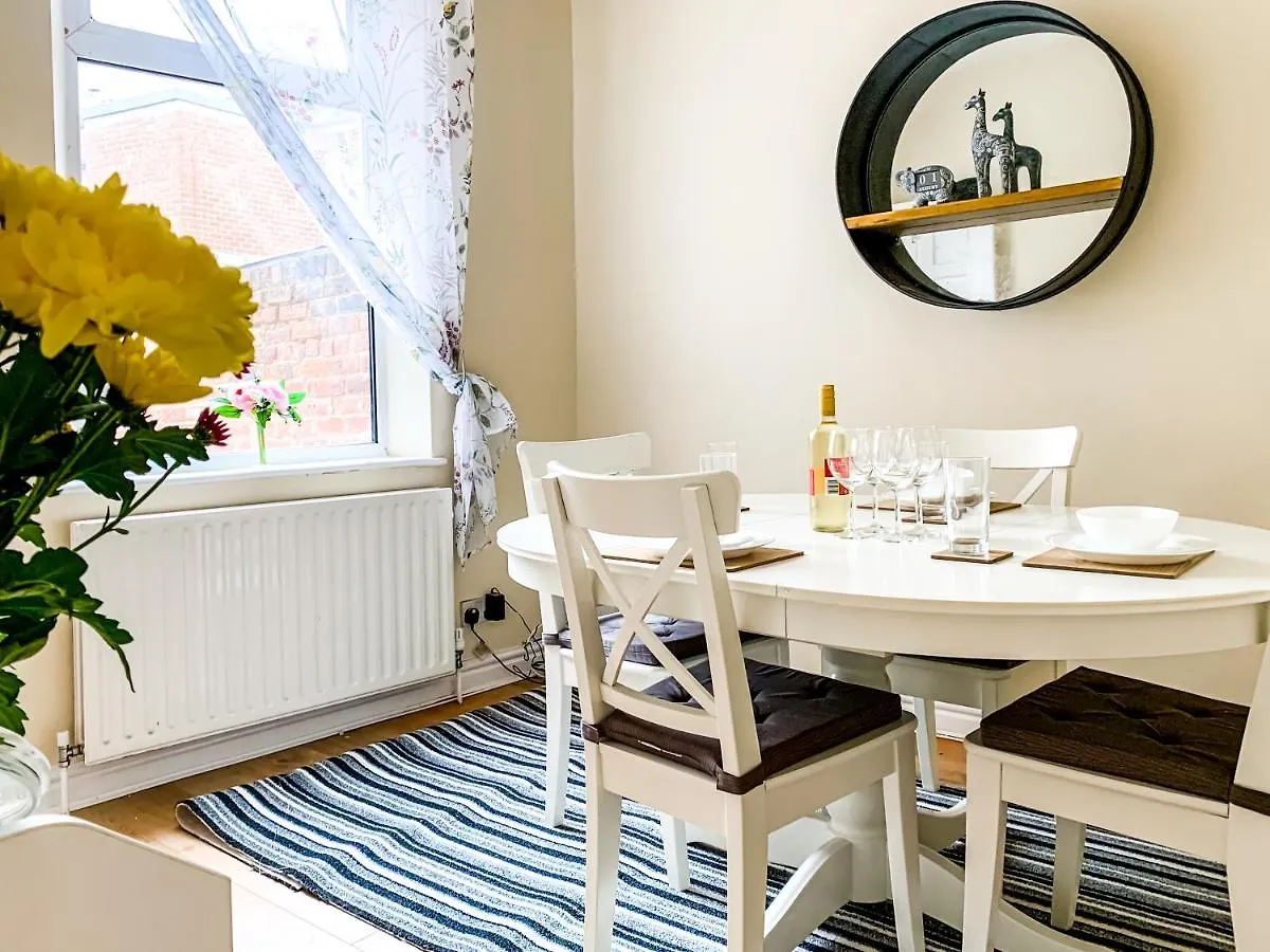 The Warwick - Quaint Victorian Home With Free Parking York
